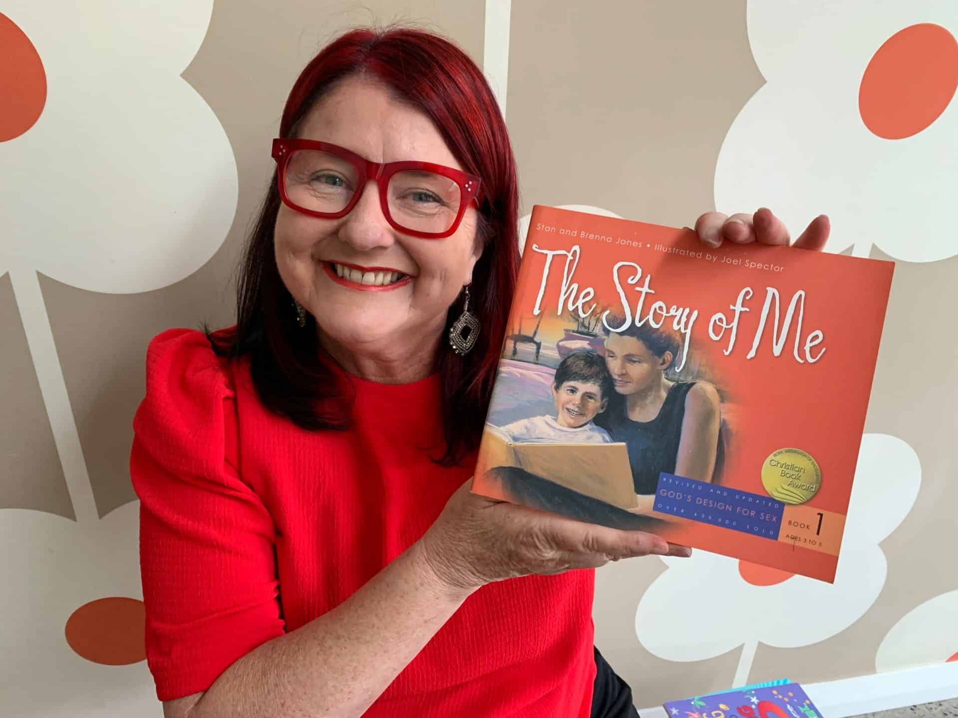 The Story of Me - Book review by Rowena Thomas | 'Amazing Me'